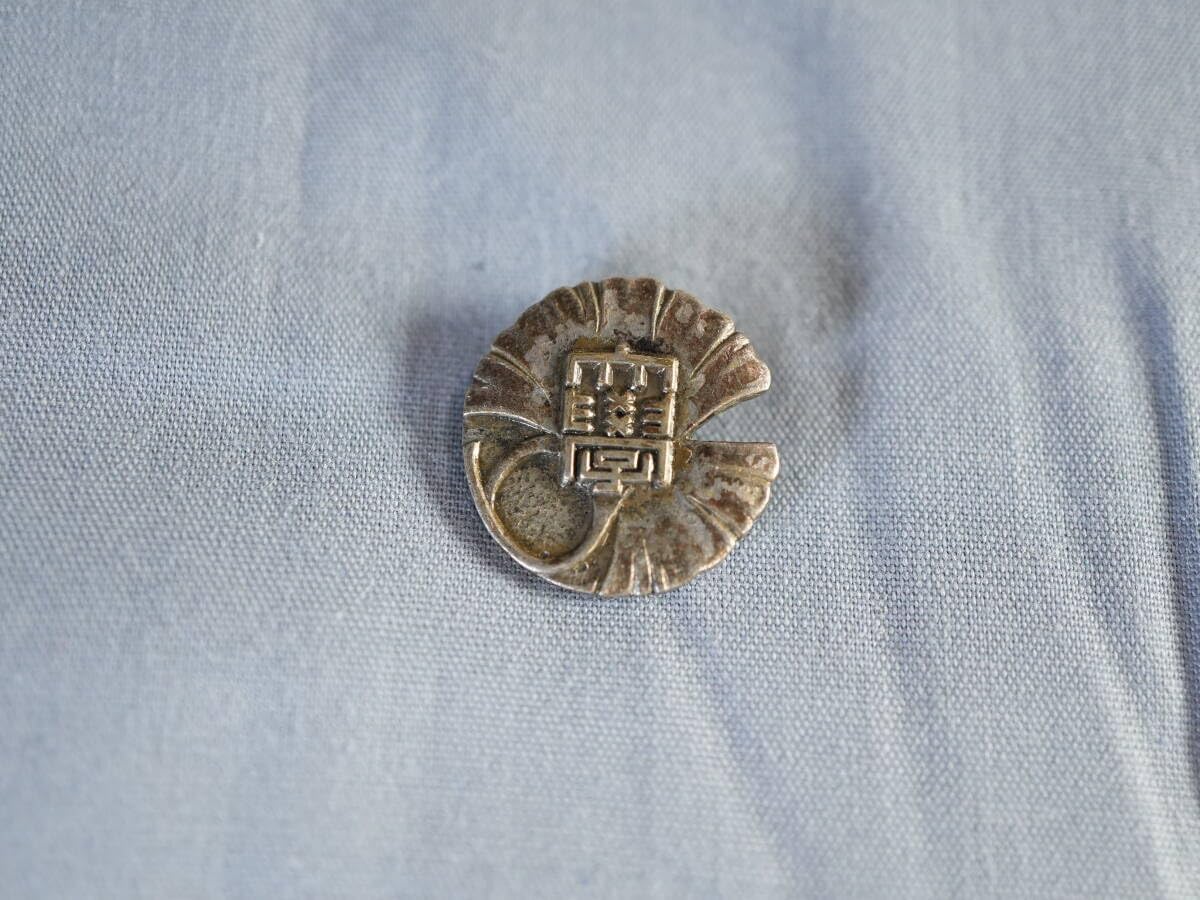 一橋大学創立百年記念　校章 メダル 【1975年　如水会］ レトロ 東京大学 校章 ピンバッジ 旧式 銀杏マーク 国立大学