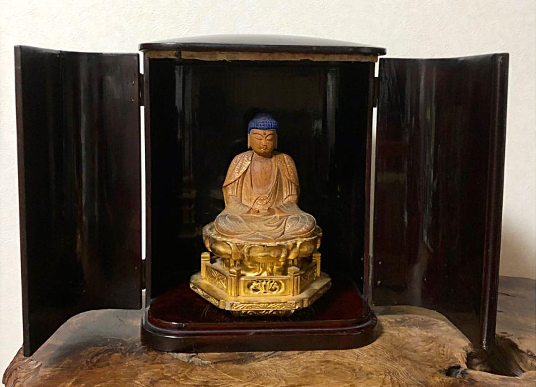 仏教美術 木製 厨子入り 金彩 彩色 如来像 仏像 厨子に修復痕あり 仏教美術 木製 厨子入り 金彩 彩色 如来像 仏像 厨子に修復痕