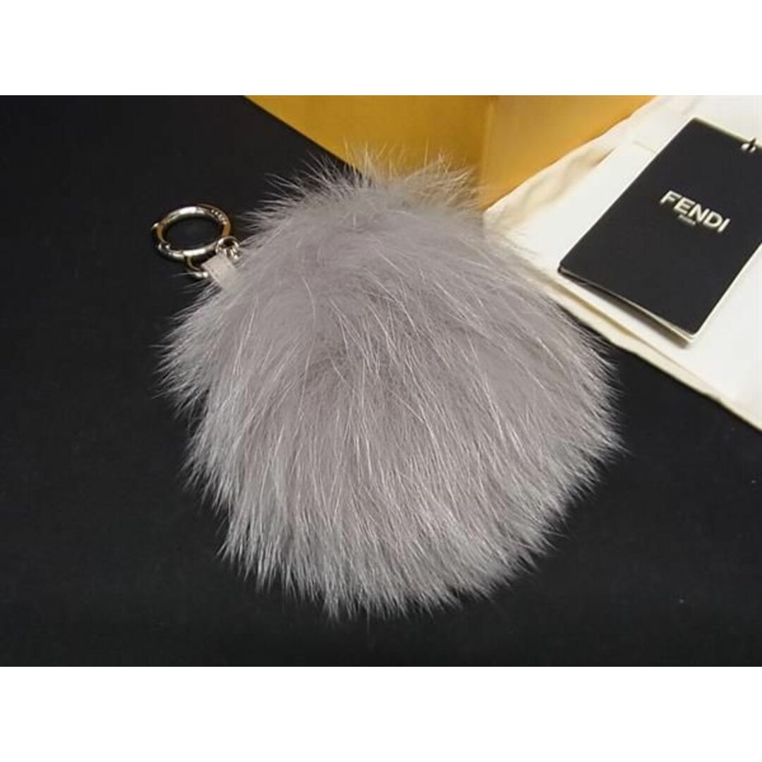 新品未使用 FENDI フェンディ ポンポンチャーム グレー キーホルダー FENDI フェンディ ポンポンチャーム チャーム ファー グレー系