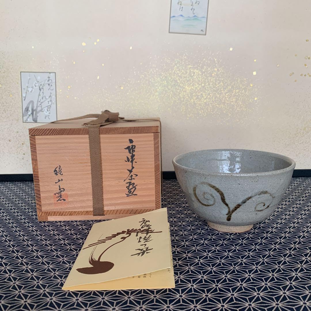 抹茶茶碗　唐津焼　鏡山窯　井上東也　栞 茶道具 抹茶茶碗 朝鮮唐津焼き 井上東也作 鏡山窯 朝鮮唐津焼