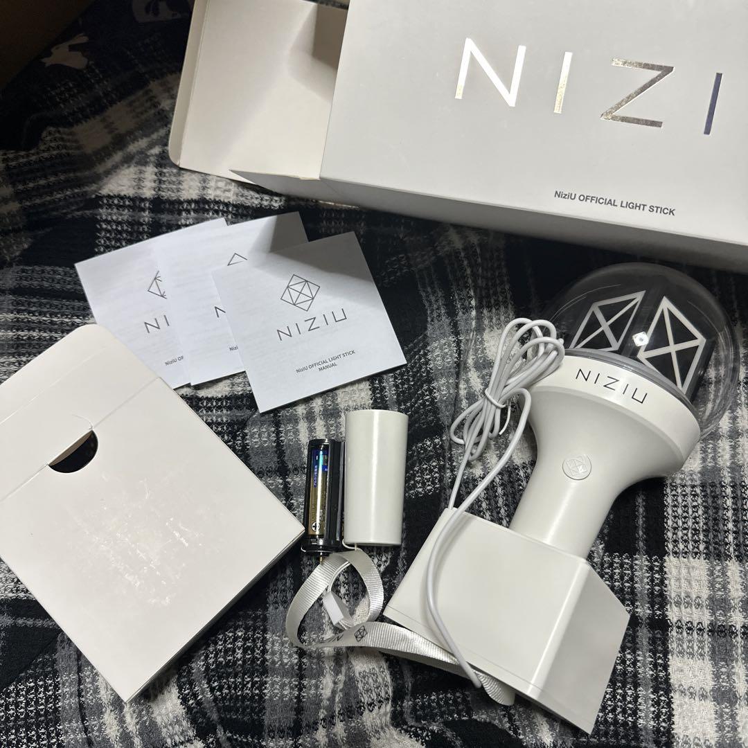 アイドル NiziU OFFICIAL LIGHT STICK Amazon.co.jp: NiziU OFFICIAL LIGHT STICK／ペンライト : 産業