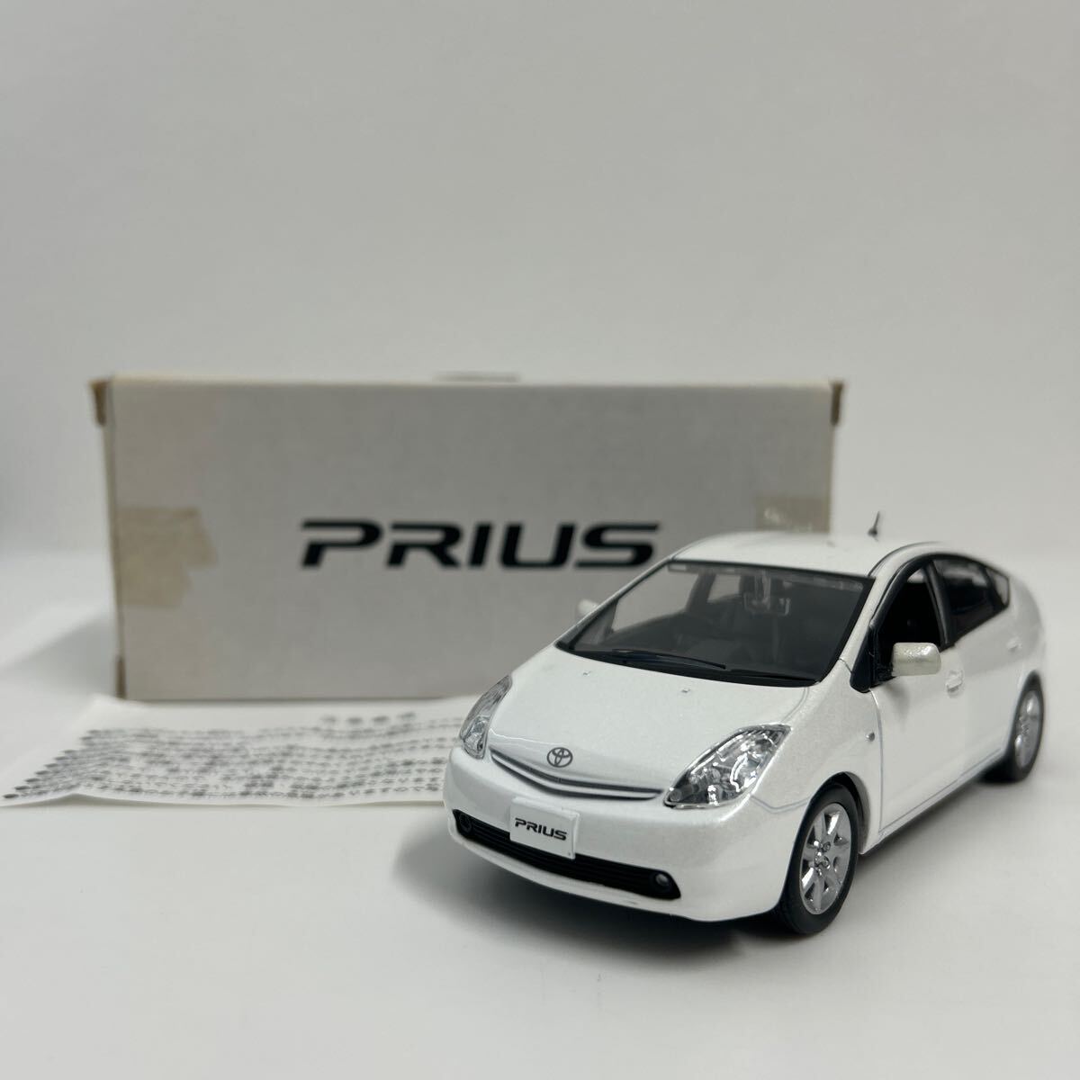 非売品　トヨタ　プリウス　ホワイトパール　クリスタルシャイン Amazon.co.jp: トヨタ 1/30 オフィシャルミニカー 新型プリウス