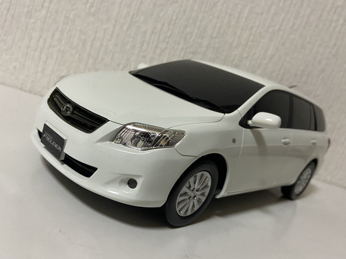トヨタ　カローラツーリング 　カラーサンプル　ミニカー　スーパーホワイトII Amazon | 1/30 トヨタ 新型カローラツーリング カラーサンプル