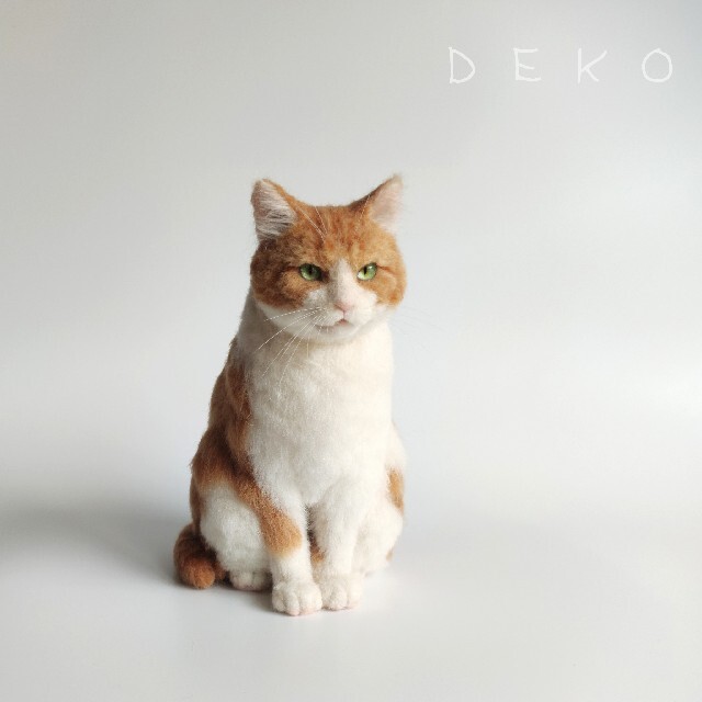 羊毛フェルト　茶白　ハチワレ　猫　お座り　フェルトドール　ハンドメイド 羊毛フェルト お座りする茶白猫 （羊毛フェルト 茶白 ハチワレ