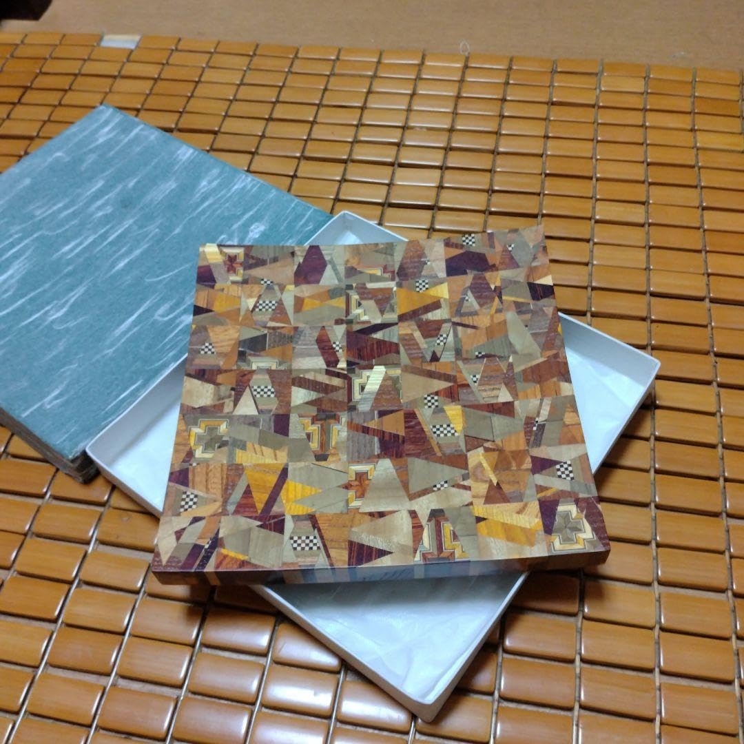 寄木細工菓子皿無垢で大変貴重な作品です箱根の伝統工芸師の作品４万円位の物です。 寄木細工菓子皿無垢で大変貴重な作品 箱根の伝統工芸師の作品4