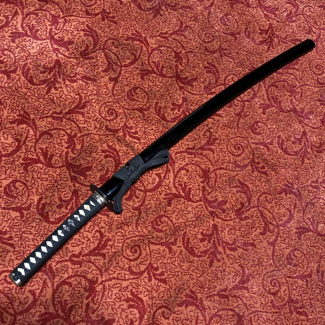 居合刀 黒柄 富士波絵木瓜鍔 黒呂鞘 二重丁子刃文（H015. 模造刀