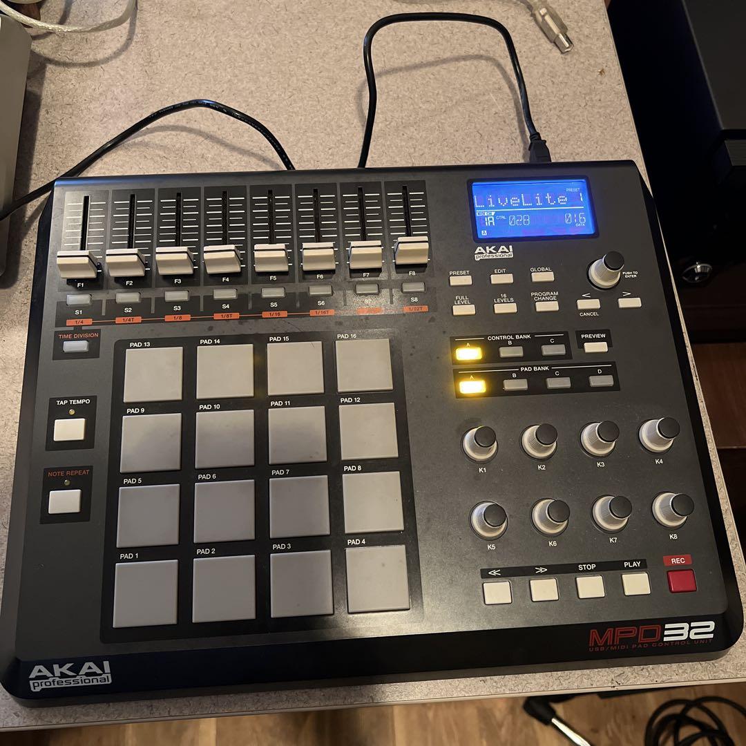 AKAI MPD32 MIDIパッドコントローラー（Akai MPD32 USB/Midi Pad