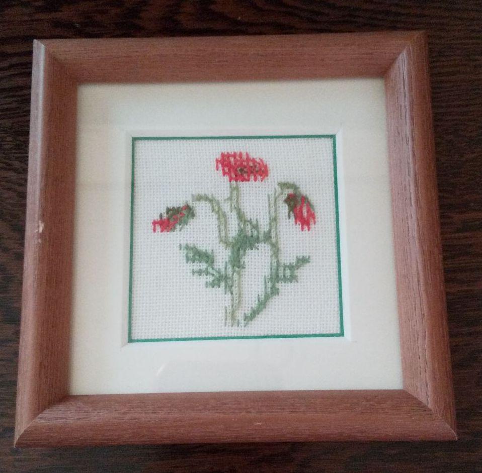 スウェーデン刺繍（赤い花） 額入り （スウェーデン刺繍枕