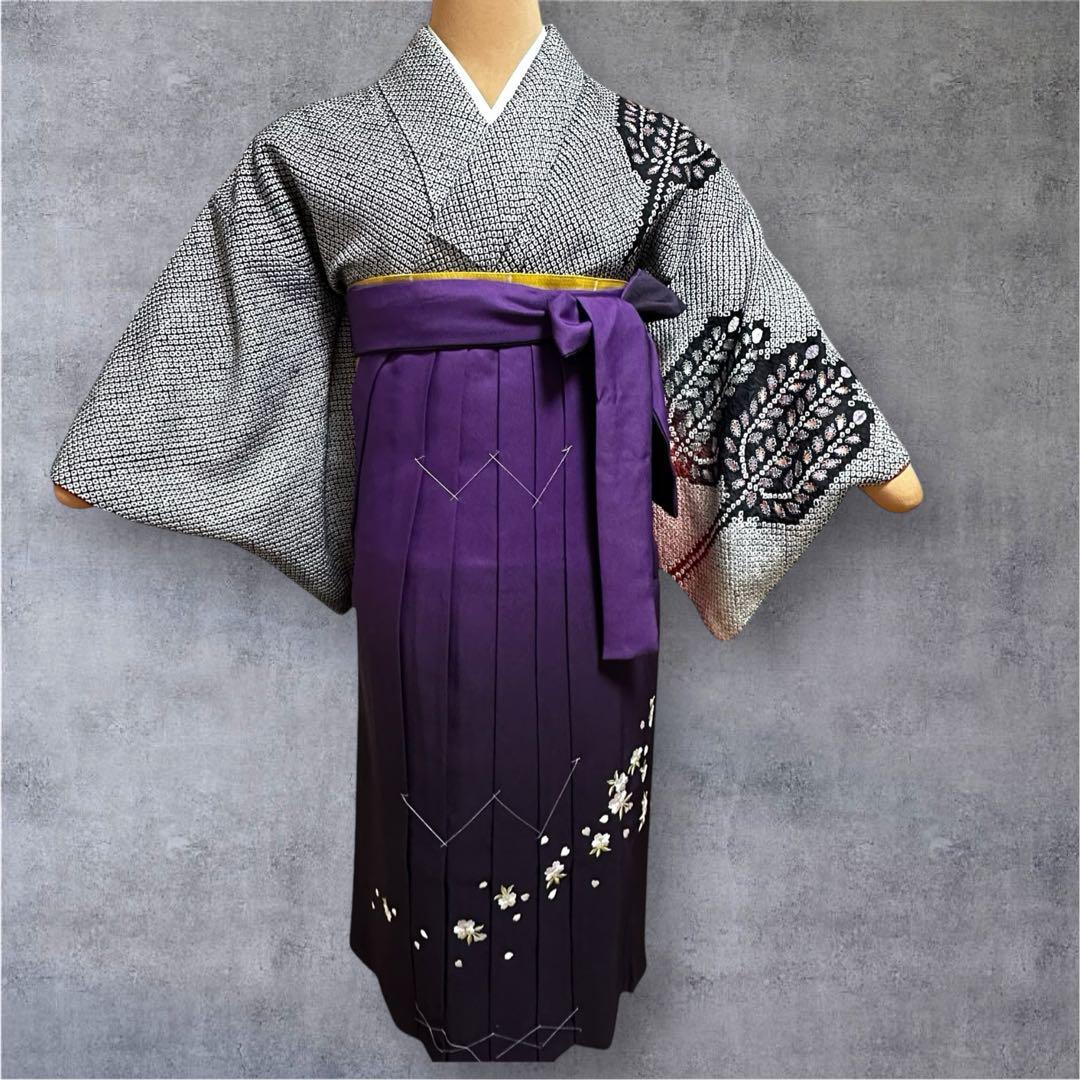 全体的に紺色っぽいグラデーション、桜刺繍入り高級袴。Mサイズ ☆新品‼️卒業式 袴 紫暈し グラデーション 桜 刺繍入り Sサイズ