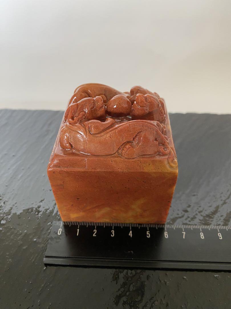 寿山石　紅石　龍　3.5cm角　印材　印石　篆刻　落款　雅号　書道　日展 寿山马背杜陵石。 题材：祥龙戏珠尺寸：3.9*3.9*11.3cm 305.1g