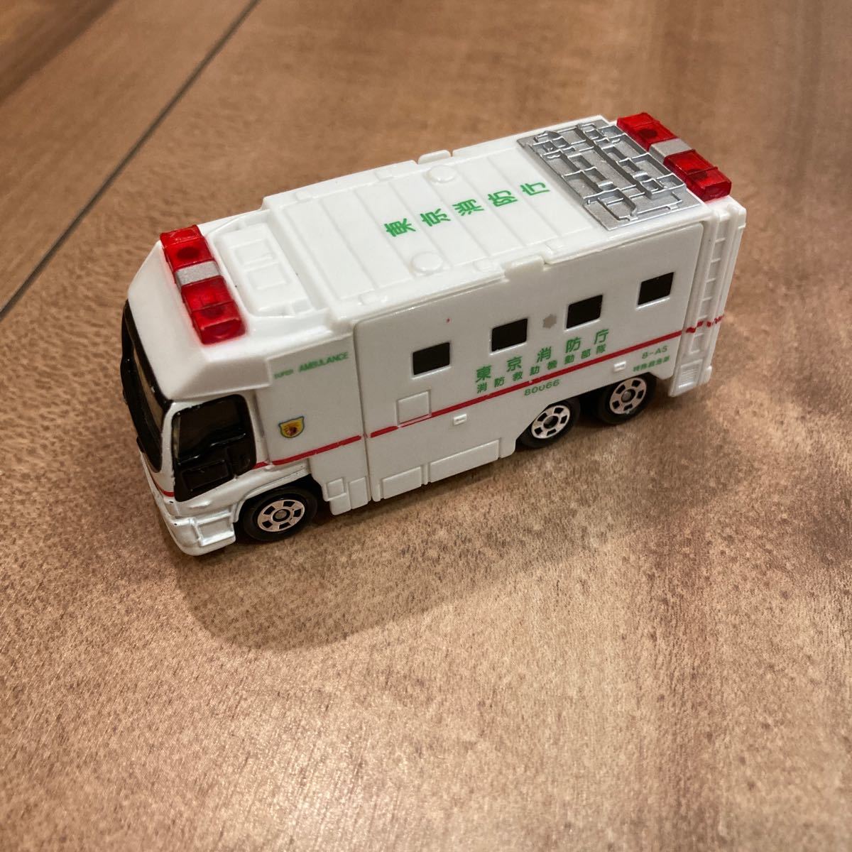 イ*ザ様 救急車ミニカー 救急車のミニカー走る☆緊急走行テスト☆坂道走る｜ Ambulance