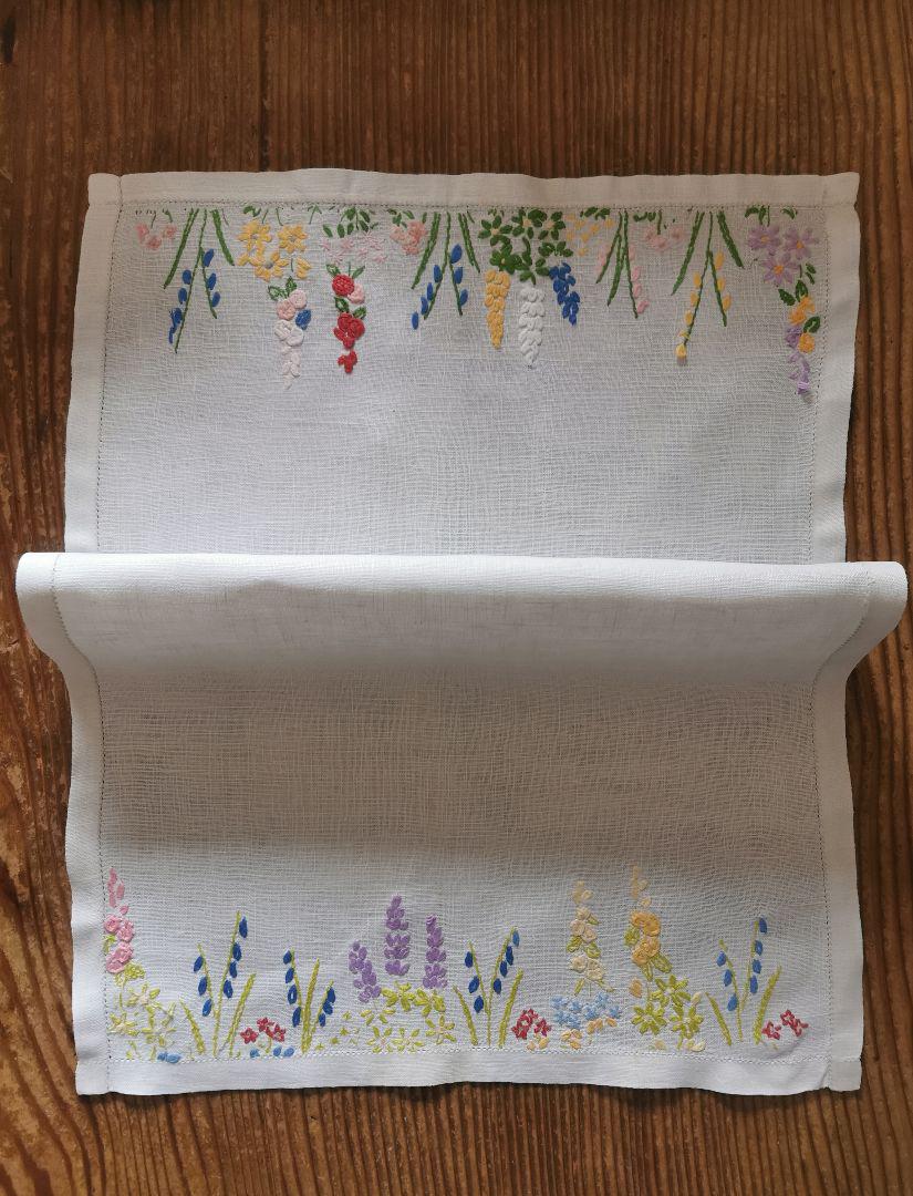 アンティークフランス 野の花の花籠 色糸刺繍 リネンクロス ロングランナー アンティーク フランス/イギリス 可憐な野の花の手刺繍 リネン