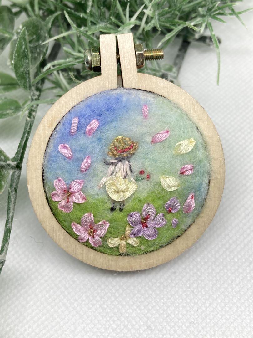 ブローチ 羊毛フェルト 刺繍 （羊毛フェルトの刺繍ブローチ