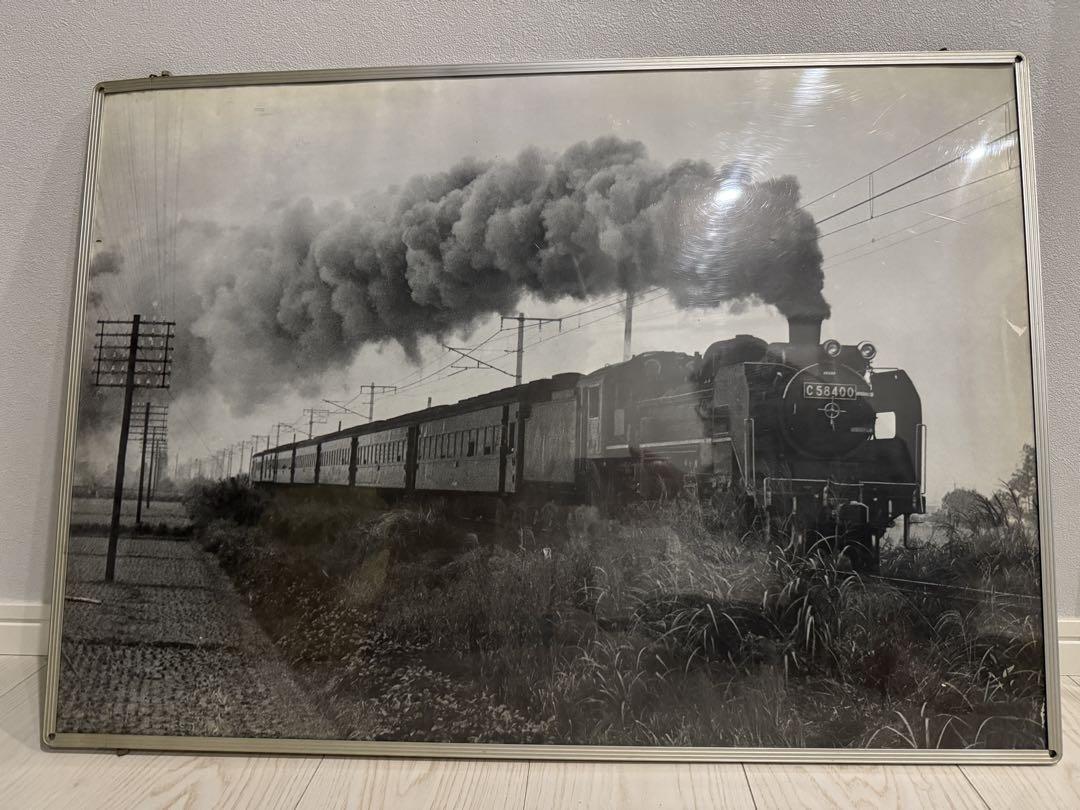 古い鉄道のモノクロ写真 （外の景色を望む古い蒸気機関車の窓