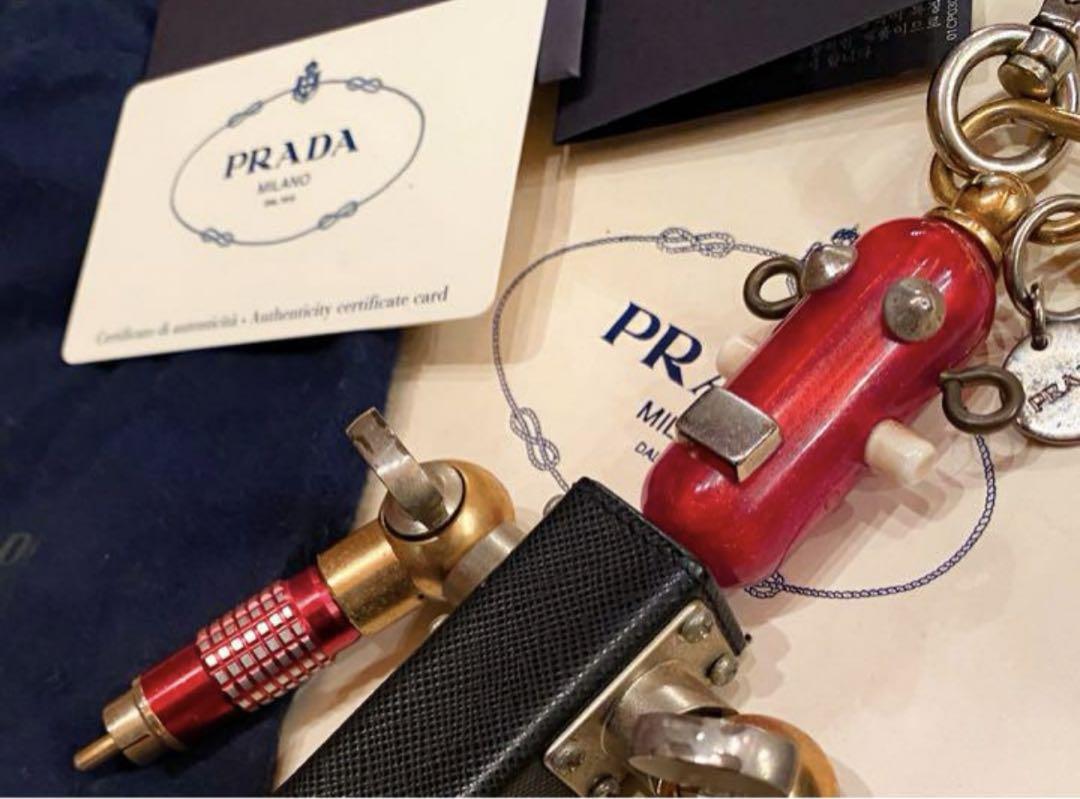 プラダ　チャーム　キーホルダー PRADA(プラダ)の『ベアバッグチャーム』に熱視線!〈韓国アイドル