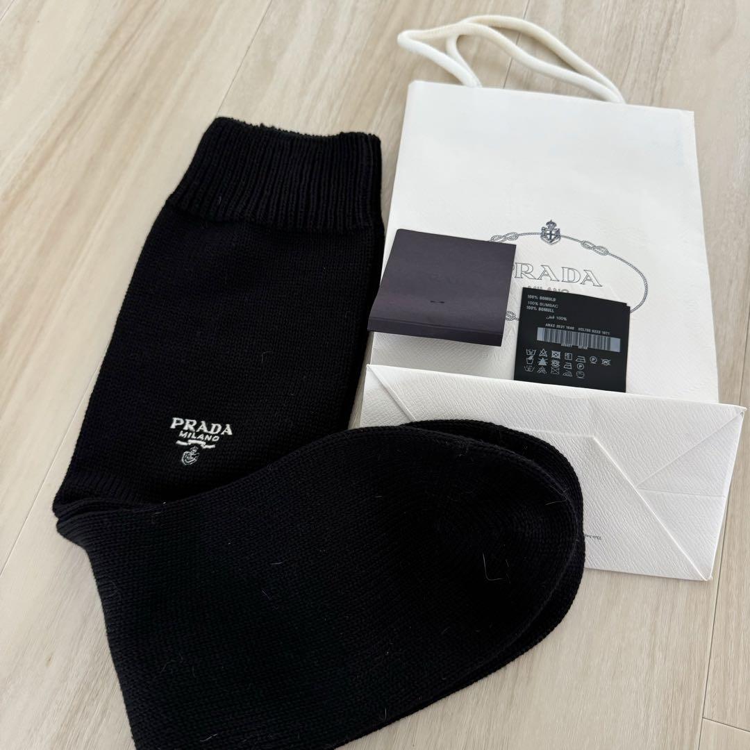 PRADA ブラック ソックス ロゴ入り 刺繍 靴下（ロゴ入りリブ