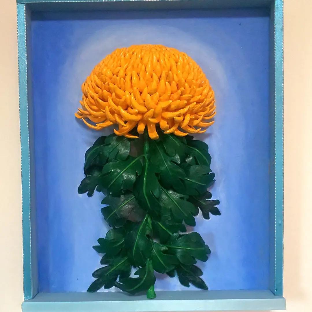 立体絵画の「一輪の菊と、近寄る昆虫」 イチリンザシソックリムシ」東京個展開催中 一輪挿しから虫に