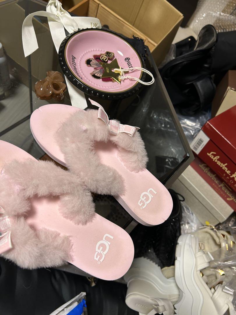UGG ピンク ファー サンダル UGGの“厚底ソール＆ふわふわファー”サンダル、ピンクやブルー