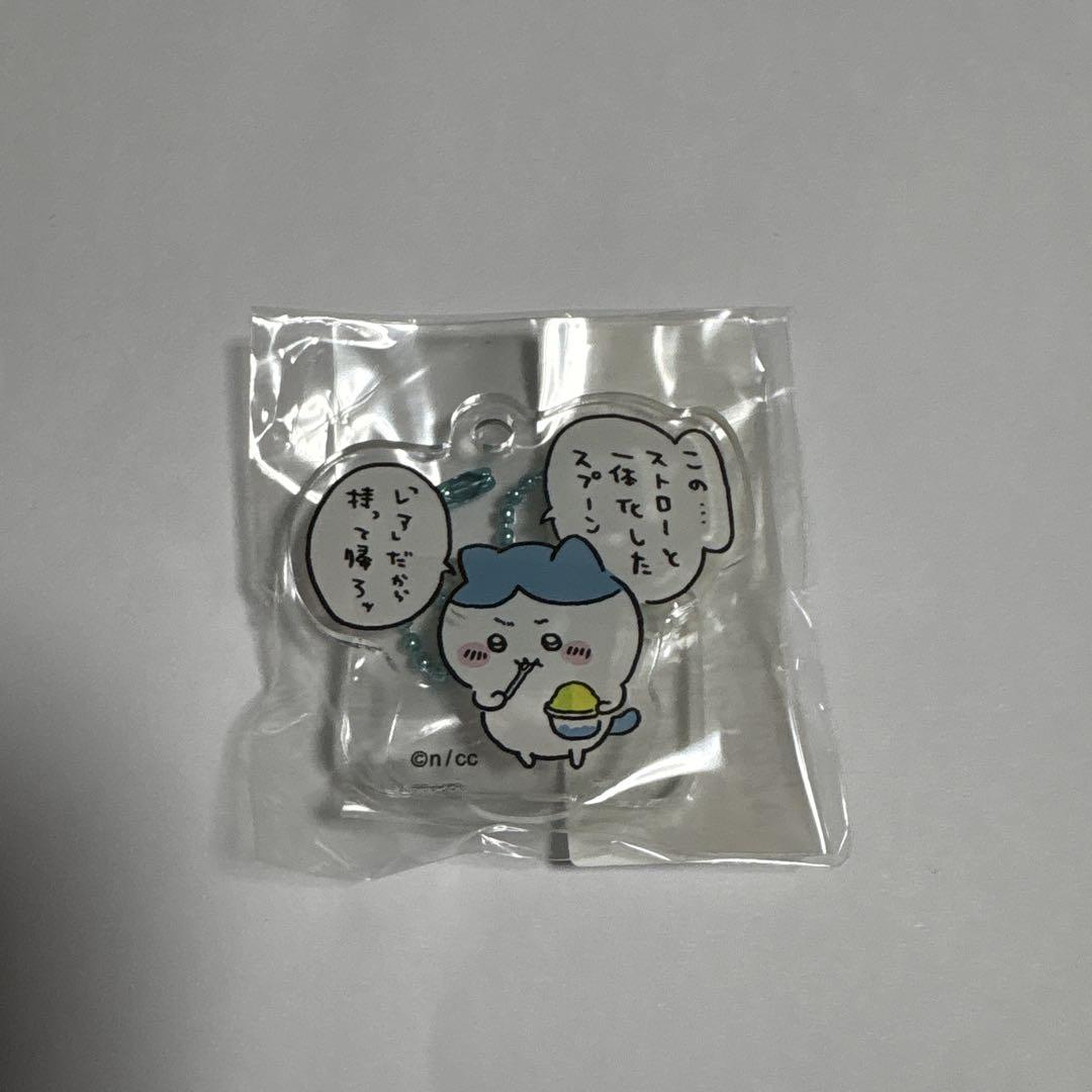 ちいかわ なんかおいしーネ!!アクスタにもなるアクキー ハチワレ