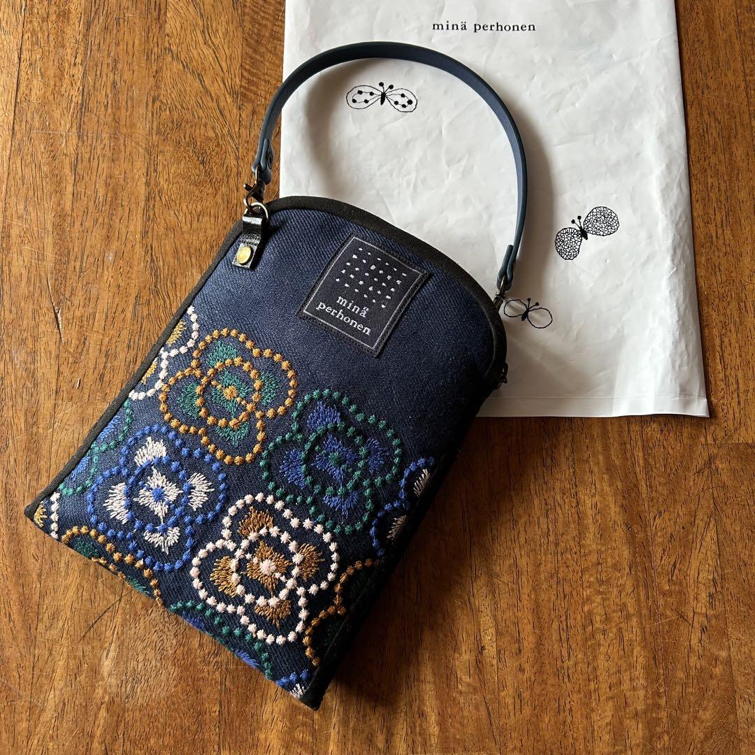 ミナペルホネン　スマホポーチ　キルト　blumen ミナペルホネン スマホポーチ キルト papurikko ネイビー - メルカリ