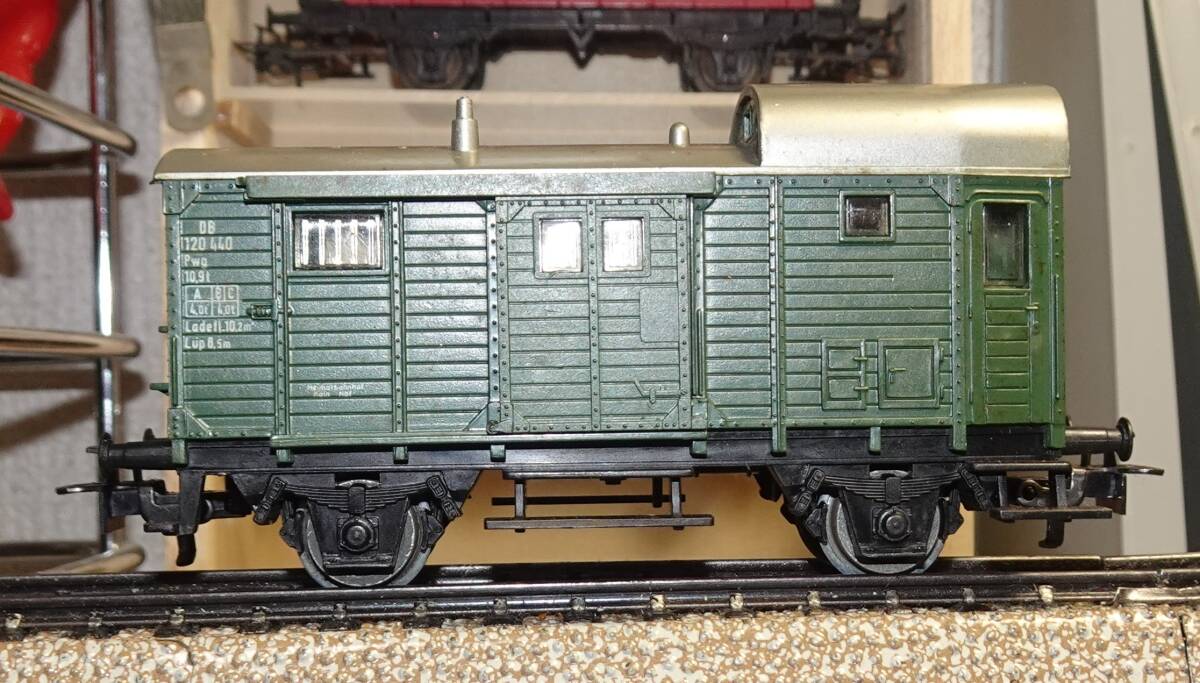 Christmas Starter Set. 230 Volts. Freight Train with an Oval