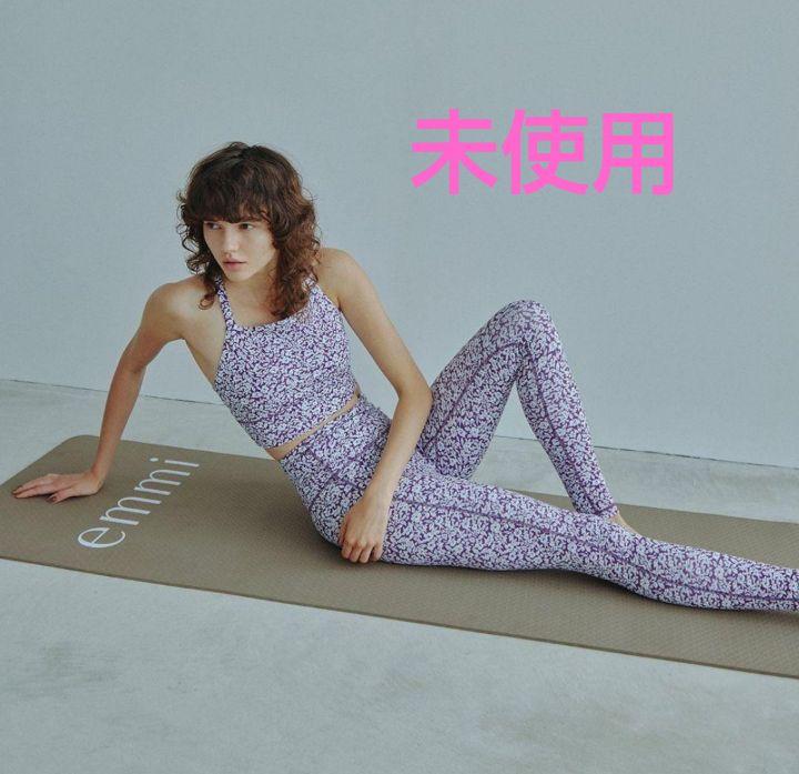 新品未使用】emmi yogaエミ ブラトップ & レギンスヨガウエア