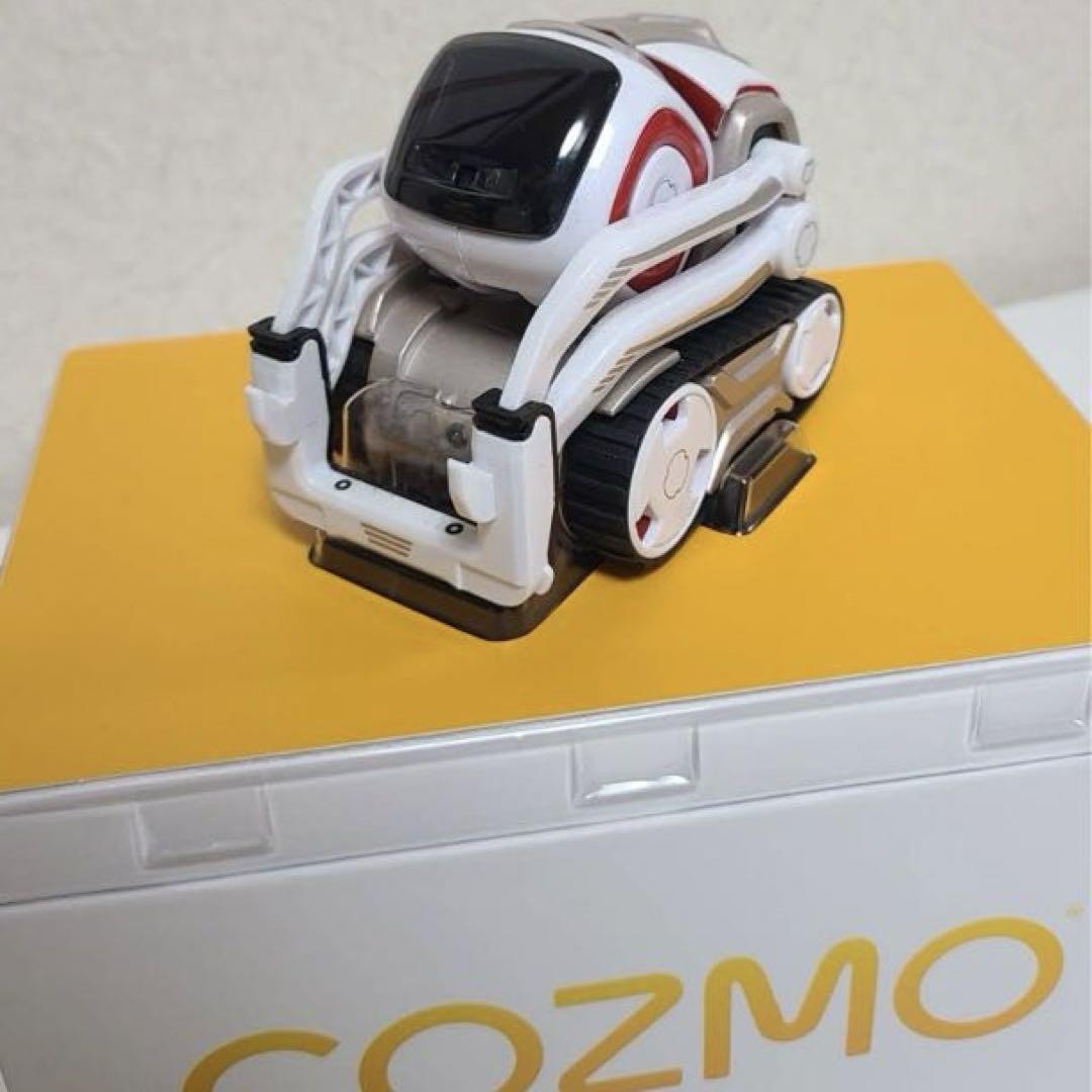 小型ロボット　COZMO 感情豊かな“小さい相棒” スマホで動くAIロボット「COZMO」日本