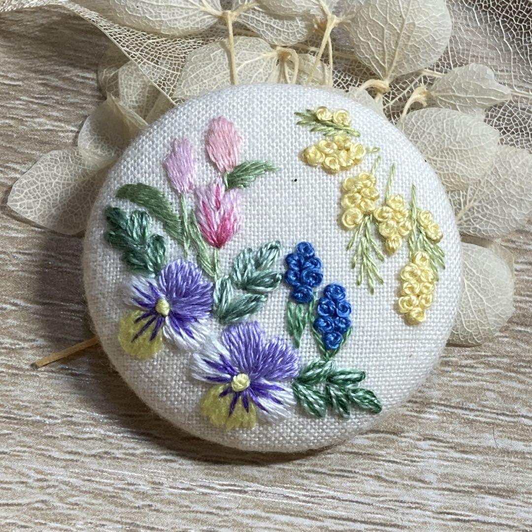 くるみボタン刺繍ブローチ　秋桜と千日紅のブローチ　handmade 公式サイト くるみボタン刺繍ブローチ handmade 秋桜と千日紅の