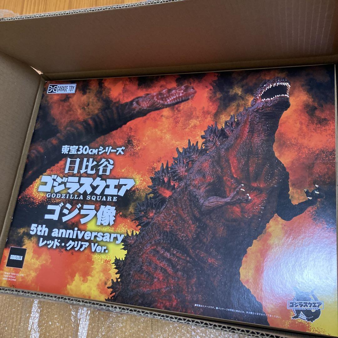日比谷ゴジラスクエア　ゴジラ像　5th anniversary　レッドクリア 超歓迎された ゴジラ・ストア限定で「日比谷ゴジラスクエア