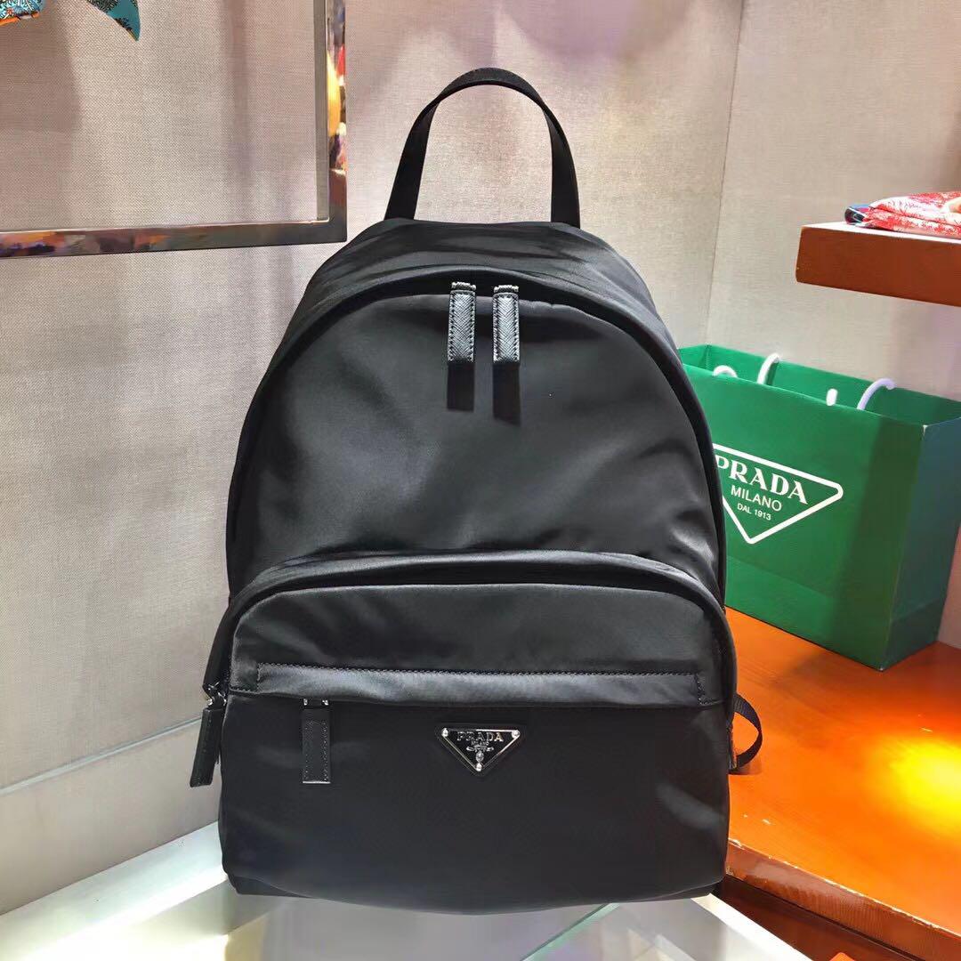 【超極美品】PRADA プラダ　リュック　バックパック　ナイロン　ブラック　黒 大人気✨ PRADA プラダ リュック ブラック 黒 ナイロン 三角ロゴ 鞄