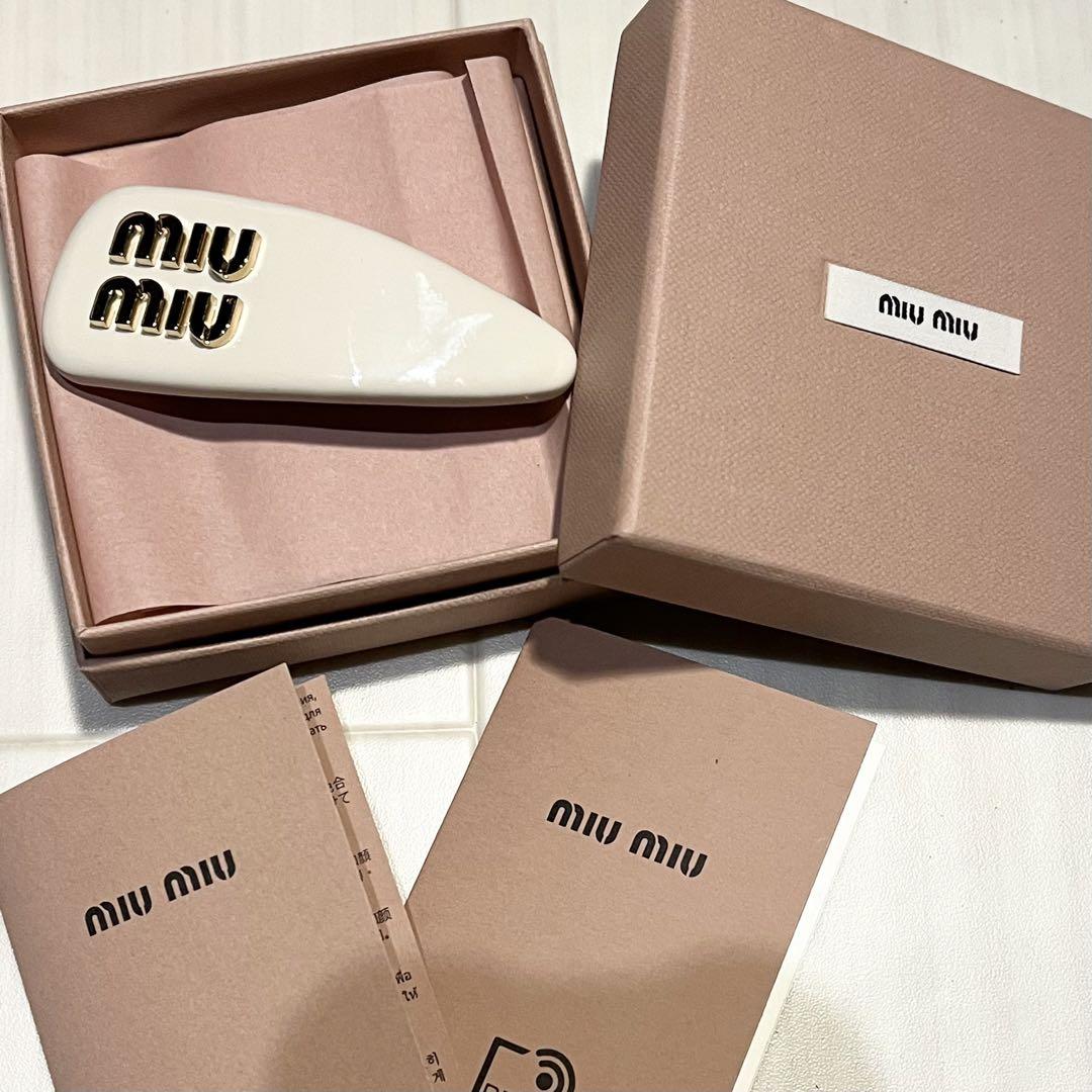 miumiu パテントレザーヘアクリップ アイボリー パテントレザーヘアクリップ ヘアピン アイボリー miu miu