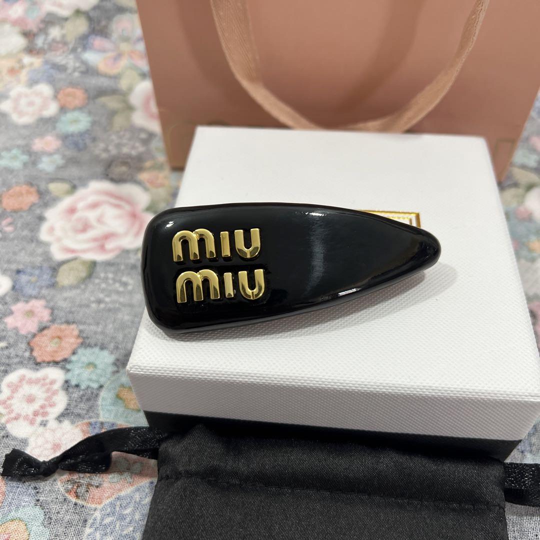 即発送✭黒/ミュウミュウ レザークリップ ヘアピン 新品 ミュウミュウ ヘアピン クリップ ブラック（ヘアクリップ