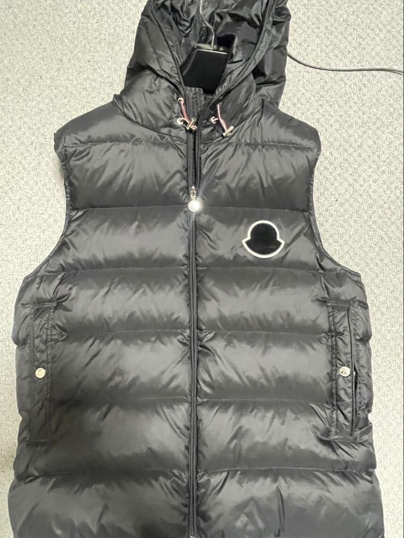 MONCLER ブラック ダウンベスト フード着脱可能 お値下げしました。MONCLER ブラック ダウンベスト