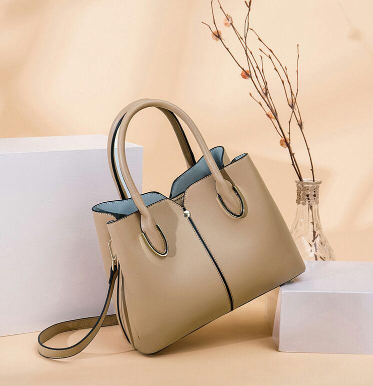p11【極美品】ミュウミュウ　ロゴ金具　レザー　シボ革　ショルダー　カメラバッグ Miu Miu ミュウミュウ ショルダーバッグ アルカディ レザー 2way