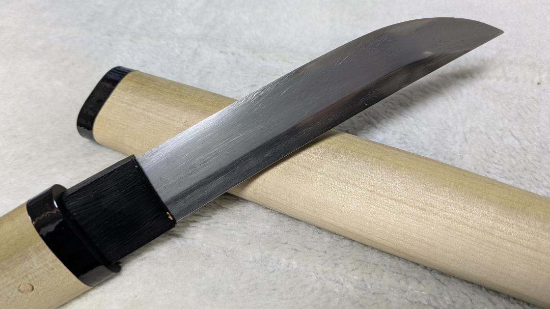 日本刀の残欠、切っ先部になります。刃長14.9cm合法サイズ、鎬造りで光沢があり 日本刀 残欠 14.7cm合法サイズです。樋の鎬造りです。ハバキ付き