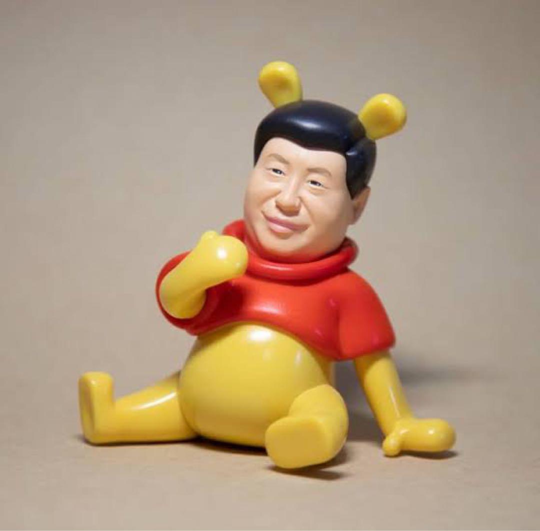 習近平・プーさん風 フィギュア Winnie Xi Kneel 座りバージョン 習近平・プーさん風 フィギュア Winnie Xi Kneel 座りバージョン
