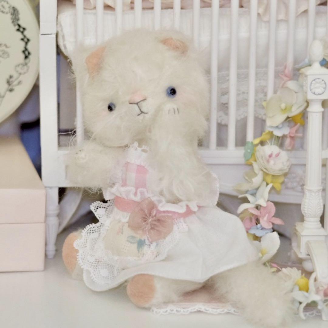 おかしく面白い白猫ちゃん ぬいぐるみ アーティストベア 海外作家様 ハンドメイド オシャレ猫さん アーティストベア 海外作家様 ハンドメイド