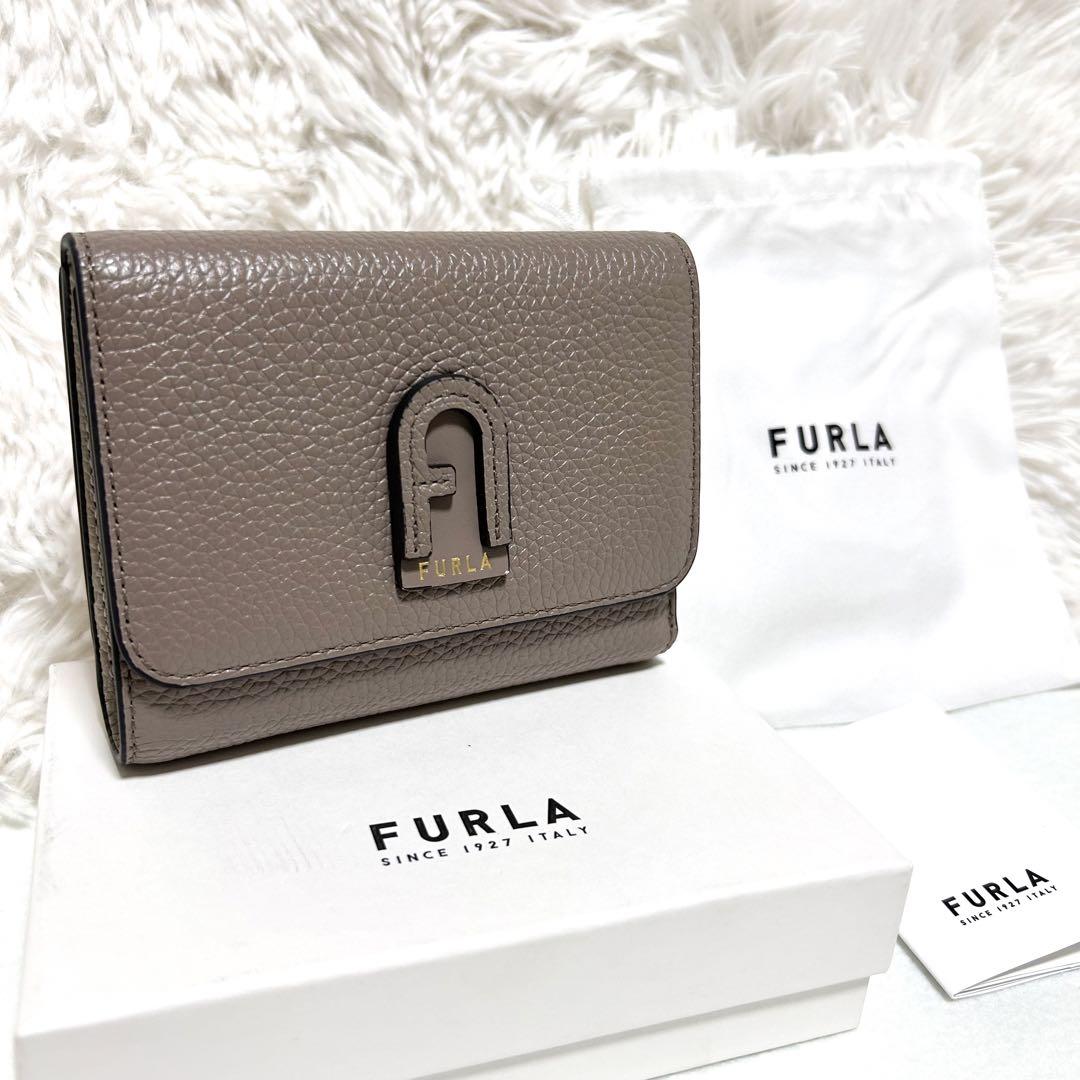 極美品♡フルラ　ダフネ　レザー　三つ折り財布　アーチロゴ　グレージュ　付属品完備 極美品 フルラ ダフネ レザー 三つ折り財布 アーチロゴ