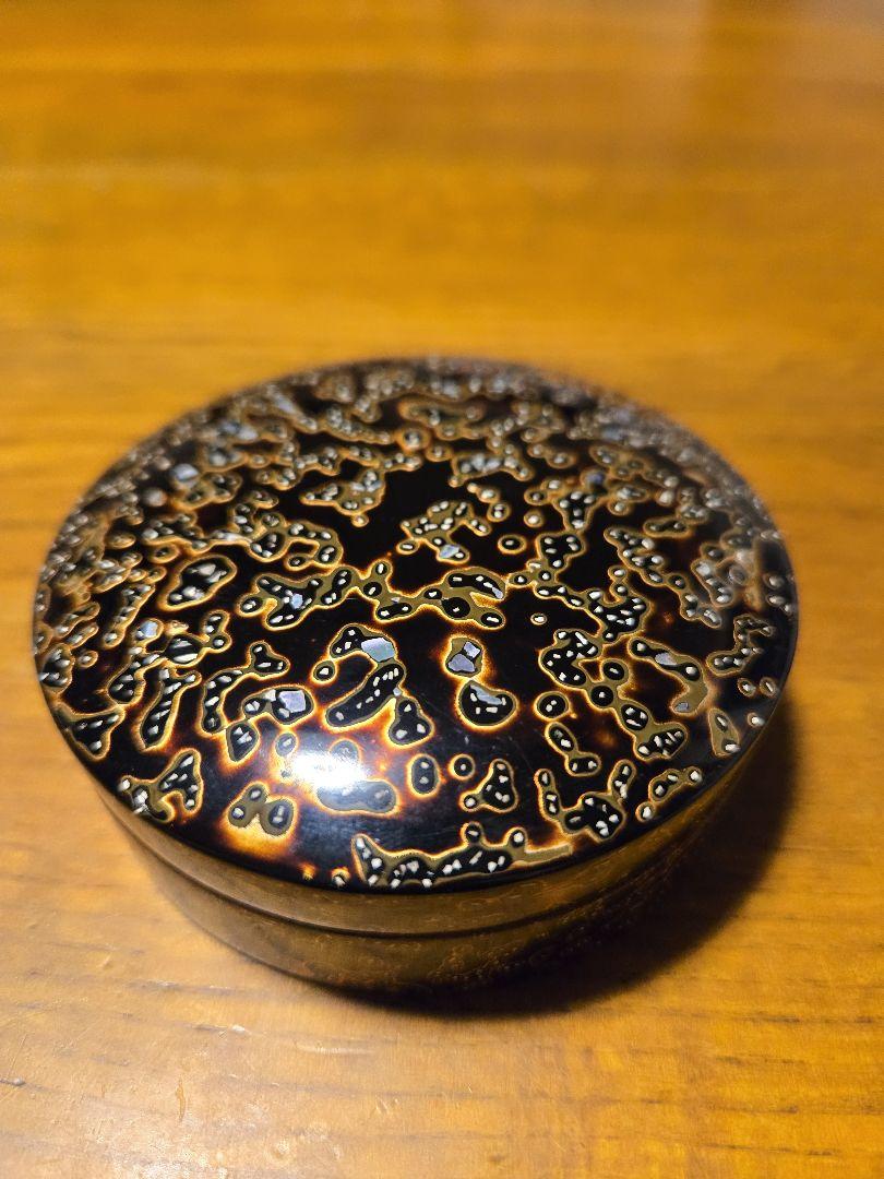 香合 漆器 黒金模様 香合 漆器 黒金模様（蒔絵とは｜HARIYA WEBSHOP）