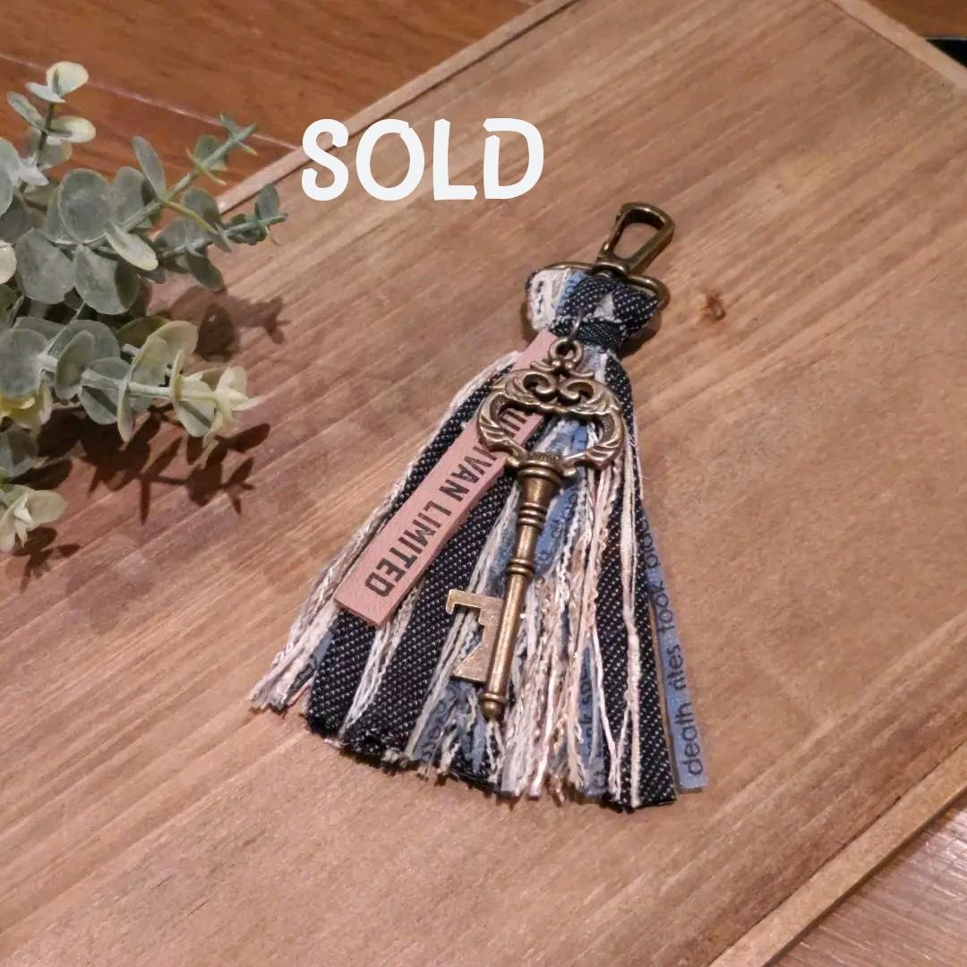 デニムリメイク☆タッセルキーホルダー☆リボンチャーム•② タッセル キーチェーン デニムリメイク - TOMOKA GALLERY