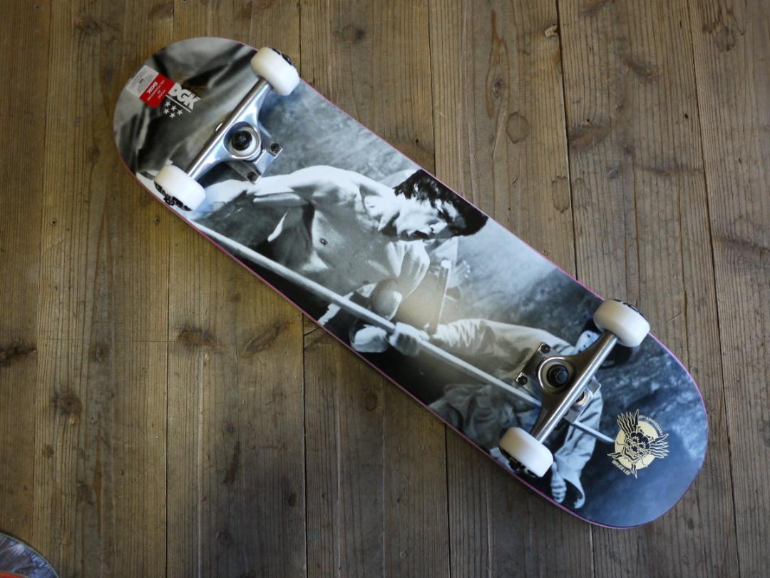 6【DGK 】8.25×31.85ブルースリーPOWER 完成品 スケートボード