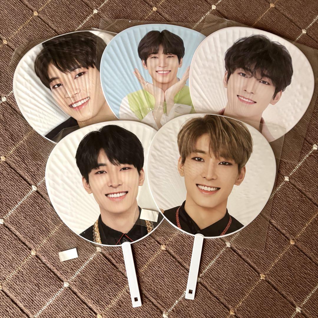 ウォヌ　うちわ　まとめて売りセット　wonwoo seventeen セブチ ウォヌ LOVE 団扇 セブチ SEVENTEEN トレカ - メルカリ