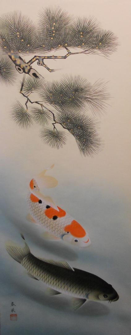 掛け軸 尾崎春秋 遊鯉 絹本 希少 軸装 茶道具 掛軸 美品 です。 掛け軸 尾崎春秋 遊鯉 絹本 希少 軸装 茶道具 掛軸 美品 です