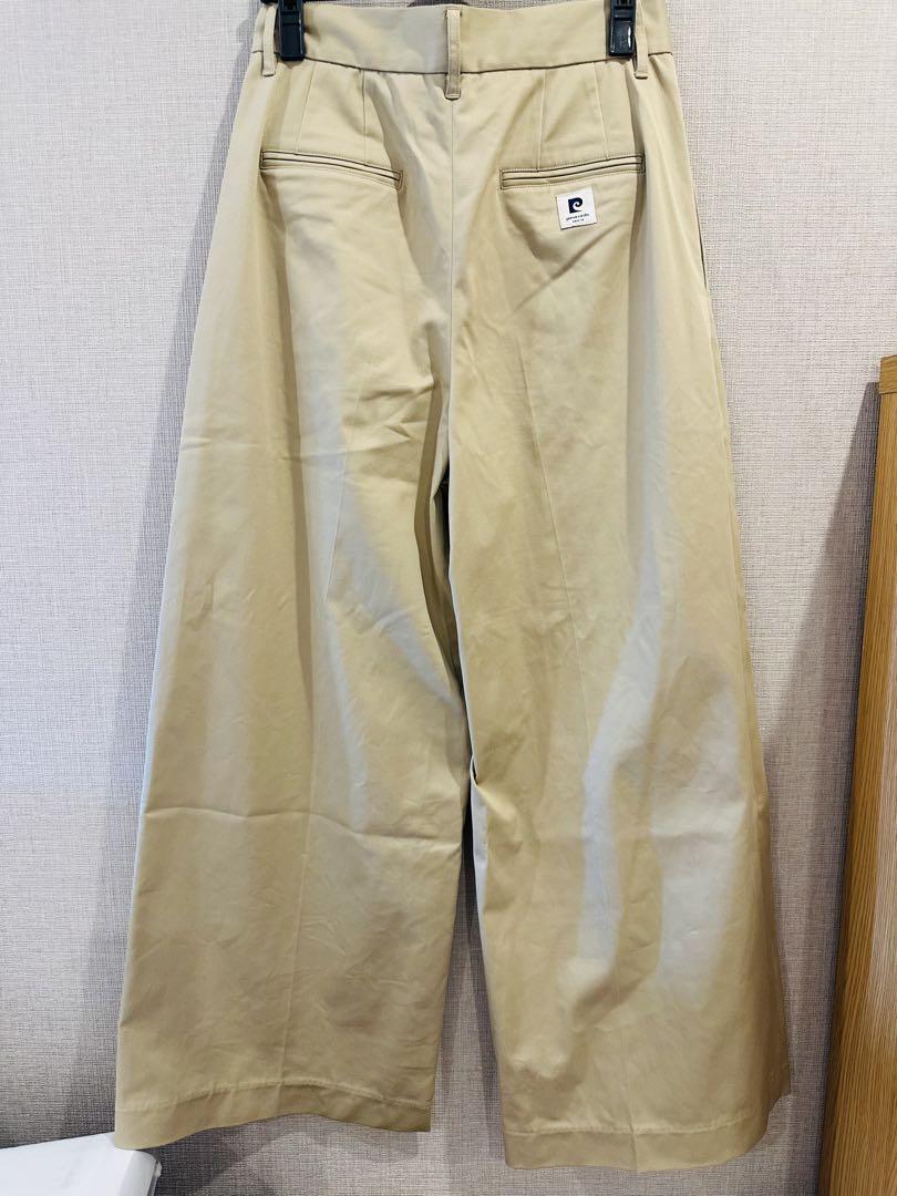 ベージュ ワイドチノパンツ バックポケット付き ベージュ ワイドチノパンツ バックポケット付き