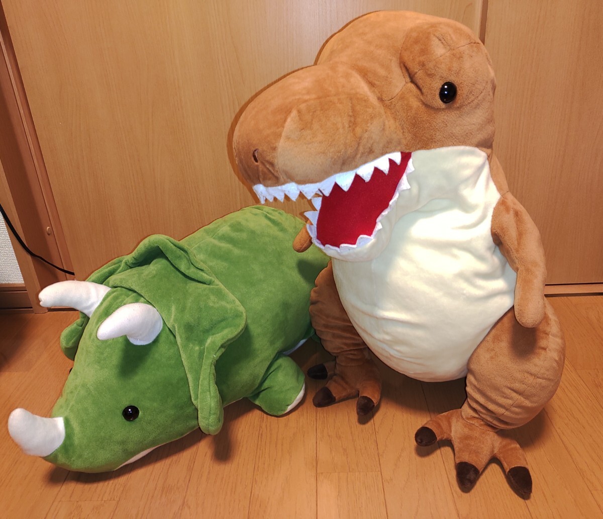激安先着 恐竜時代 2 トリケラトプス ティラノサウルス ビッグぬいぐるみ 記念グッズ
