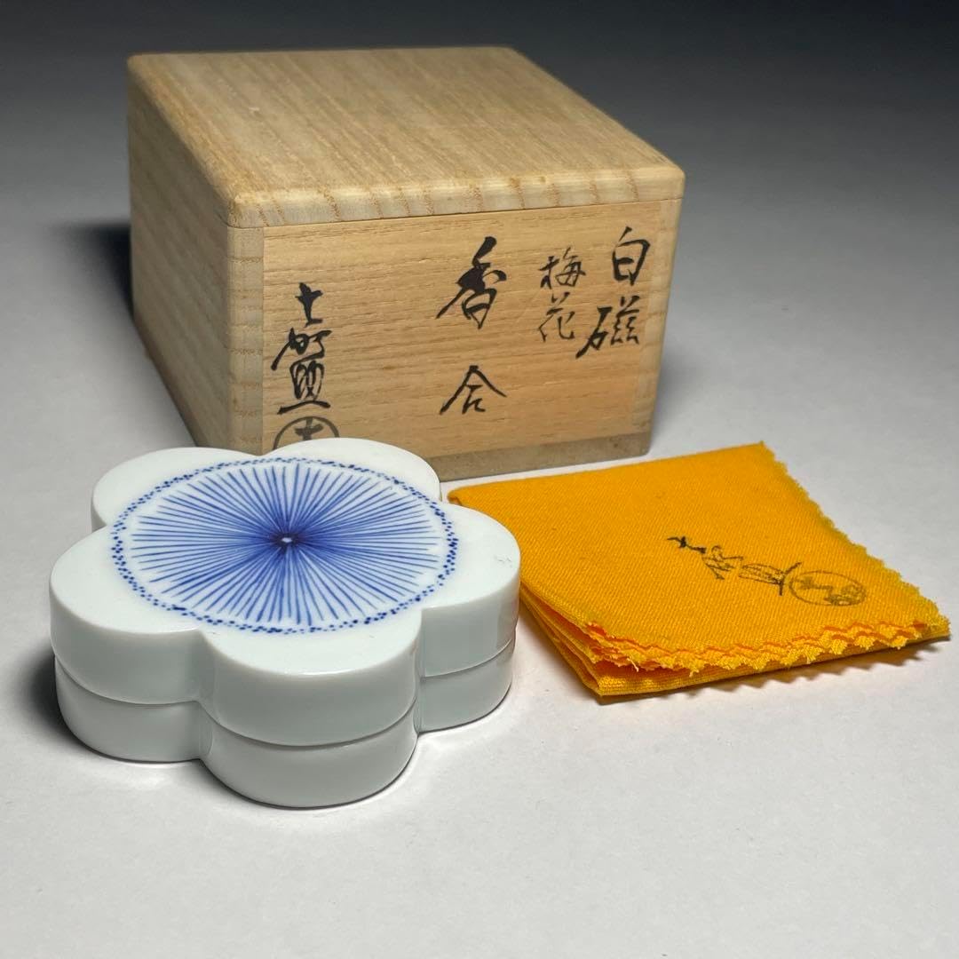◆横石嘉助作 白磁梅花香合 共箱・共布 平戸焼 茶道具 師：富本憲吉◆ 横石嘉助作 白磁梅花香合 共箱・共布 平戸焼 茶道具 師:富本憲吉