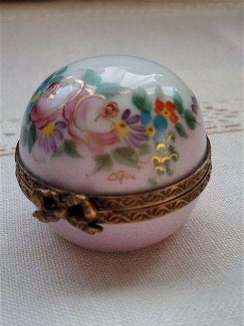 専用　フランス　リモージュ　金彩の入ったバラと小花の　ピルケース　ヒンジボックス フランス リモージュ 金彩の入ったバラと小花の ピルケース