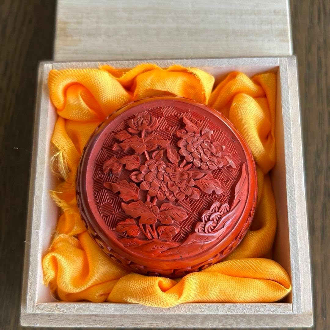 中国骨董旧蔵【民国時代銅胎彫漆堆朱内七宝香合】高級厚重希少珍貴細工精密彫刻牡丹図 中国骨董 旧蔵民国時代 銅胎彫漆堆朱内七宝香合（中国骨董 旧蔵