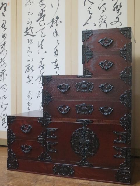 美品 伝統工芸 欅材 拭き漆塗 南部鉄金具 四.五尺整理タンス 民芸 岩谷堂箪笥 桜木作】伝統工芸 欅材 拭き漆塗 南部鉄金具 立ち返ろ 3尺 民芸