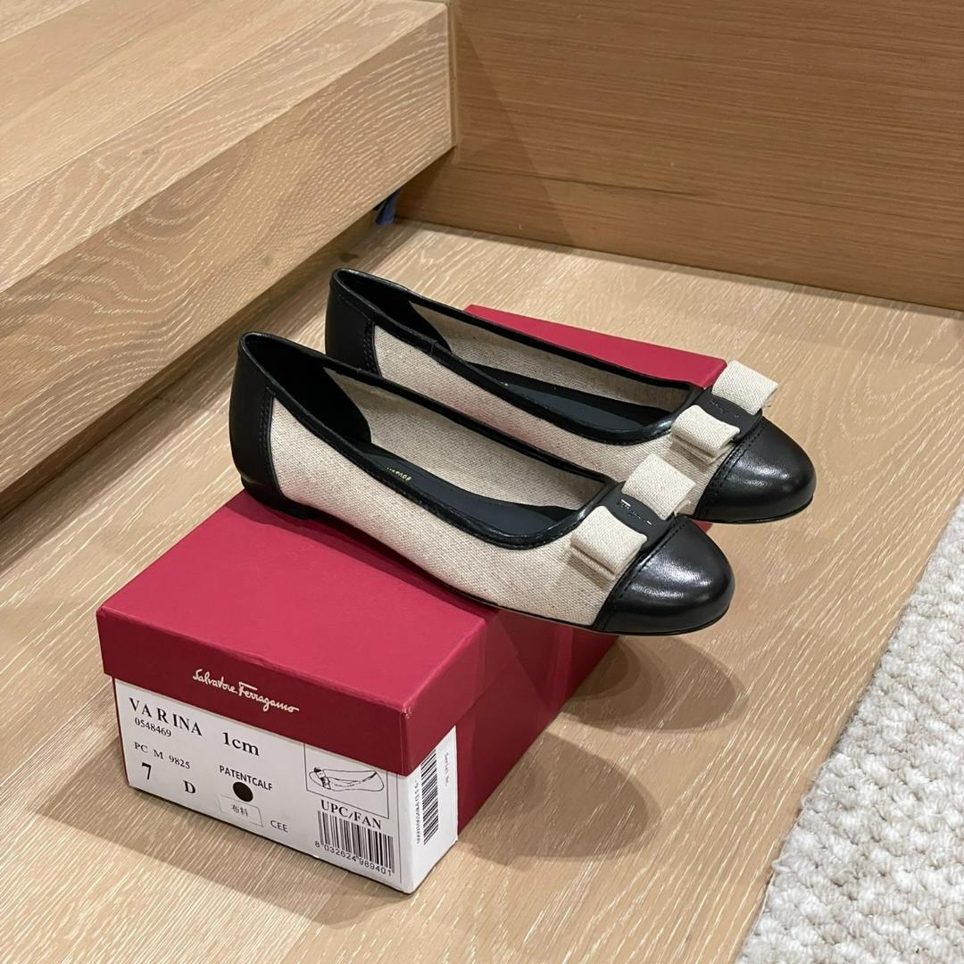 Ferragamo 24年春 パイピング切替フラットシューズ 白黒 24.0cm